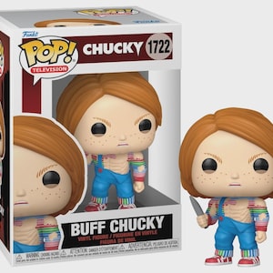 Puede incluir: Una figura de vinilo Funko Pop! de Chucky de la serie Televisión. La figura tiene pelo rojo, un mono azul y una camisa a rayas. La figura sostiene un cuchillo y tiene pecas. La caja dice "BUFF CHUCKY".