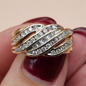 Vintage 9 kt geelgouden ring met diamant, maat K 1/2, er is er maar één beschikbaar!