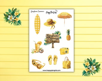 Puede incluir: Un conjunto de pegatinas de verano con temática vichy amarilla y blanca. Las pegatinas incluyen una tabla de surf, un sombrero, una sombrilla, una piña, un cartel que dice "Gingham Summer Days", un cóctel, gafas de sol, chanclas y una bolsa de mano.