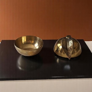 Vintage brass apple trinket box / Hollow brass apple / Amrams / Toronto Canada / Vintage Brass /