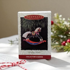 Décoration souvenir cheval à bascule des Fêtes de 1996 / Noël vintage / Fêtes vintage / Décoration d&#39;arbre / Décoration d&#39;arbre