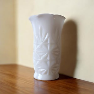 Vintage star burst pattern milk glass vase / Milk Glass / Vintage Milk Glass