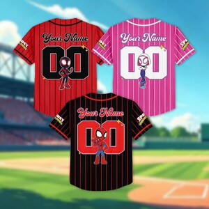 Puede incluir: Tres camisetas de b&eacute;isbol en rojo, rosa y negro, cada una con rayas verticales y el texto "Your Name". Las camisetas presentan el n&uacute;mero "00" y un dise&ntilde;o de personaje de Spider-Man en la espalda. Las mangas tienen el texto "SPIDEY & FRIENDS".