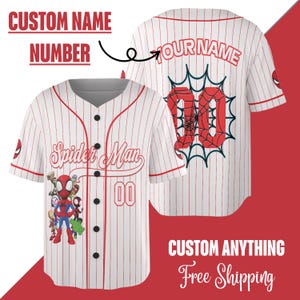 Puede incluir: Camiseta de b&eacute;isbol blanca con finas rayas rojas, con "Spider-Man" y el n&uacute;mero "00". La parte delantera muestra un gr&aacute;fico de Spider-Man y el texto "Spider-Man". La parte trasera tiene el texto "YOUR NAME" y un gran "00" con un dise&ntilde;o de telara&ntilde;a.