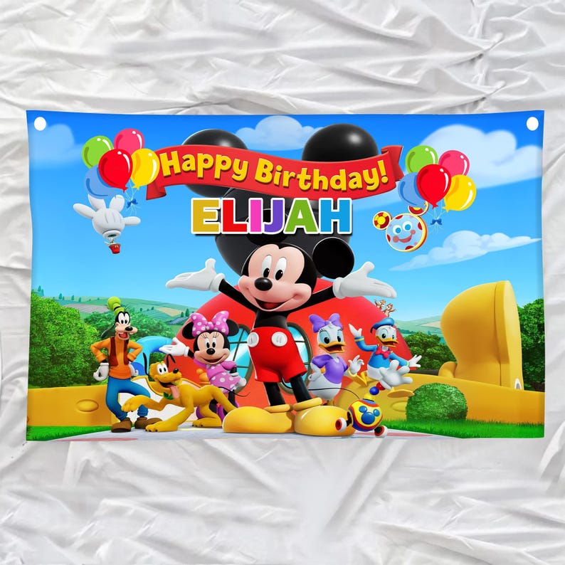 以下が含まれることがあります： ミッキーマウスと仲間たちが描かれた、カラフルな誕生日バナー。「Happy Birthday! ELIJAH」の文字が大きく表示されています。風船や漫画のキャラクターが背景を飾り、お祝いムードを演出しています。