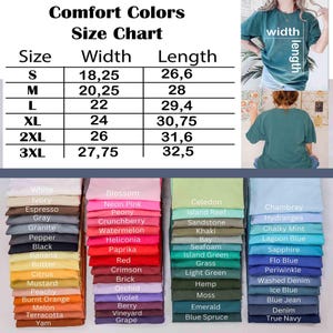 Puede incluir: La imagen muestra una tabla de tallas Comfort Colors con medidas en cent&iacute;metros y una paleta de colores. La tabla enumera las tallas S a 3XL, con los anchos y largos correspondientes. Se muestra una camiseta verde azulado. La paleta incluye varios tonos.