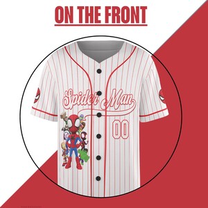 Puede incluir: Camiseta de b&eacute;isbol blanca con finas rayas rojas, con el texto "Spider-Man" y el n&uacute;mero "00". La camiseta tiene un gr&aacute;fico de Spider-Man en la parte delantera y logotipos de Spider-Man en las mangas. El texto "ON THE FRONT" est&aacute; en la parte superior.