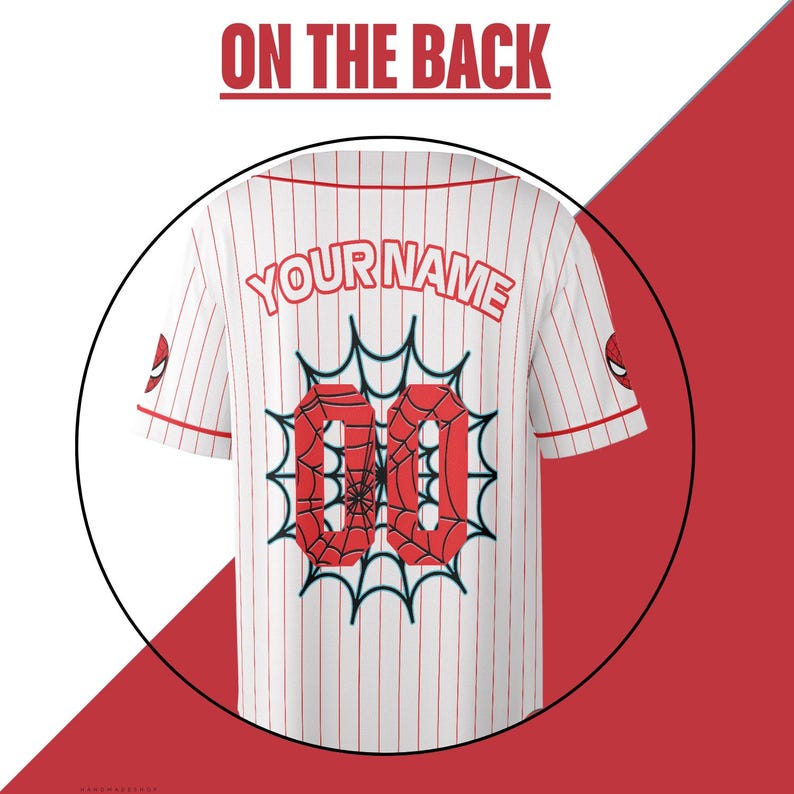 Puede incluir: Camiseta de b&eacute;isbol blanca con finas rayas rojas, con el texto "YOUR NAME" sobre el n&uacute;mero rojo "00" con un dise&ntilde;o de telara&ntilde;a. La camiseta tiene un logo de Spider-Man en la manga y el texto "ON THE BACK" en la parte superior.