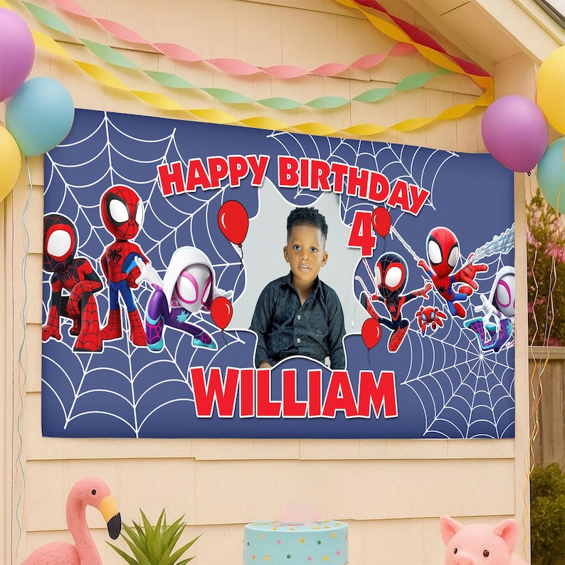 Puede incluir: Una pancarta de cumplea&ntilde;os rectangular con fondo azul oscuro y un patr&oacute;n de telara&ntilde;a blanca. El texto dice Happy Birthday y William en rojo. Incluye ilustraciones de personajes de Spider-Man y una foto central de un ni&ntilde;o.