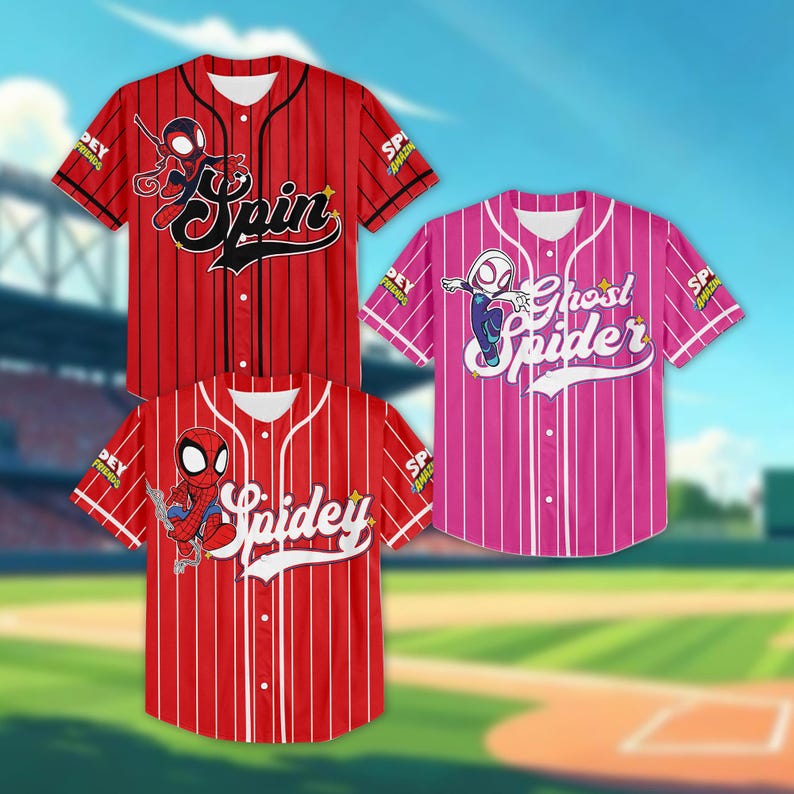 Puede incluir: Tres camisetas de b&eacute;isbol con gr&aacute;ficos de Spider-Man. Una camiseta roja tiene la palabra "Spin" y un gr&aacute;fico de Spider-Man. Otra camiseta roja tiene la palabra "Spidey". Una camiseta rosa tiene las palabras "Ghost Spider". Todas tienen rayas blancas.