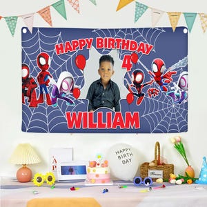 Puede incluir: Una pancarta de cumplea&ntilde;os rectangular azul con patrones de telara&ntilde;a blancos, texto rojo HAPPY BIRTHDAY y WILLIAM, el n&uacute;mero 4 y personajes de dibujos animados. El centro incluye un espacio para una foto de un ni&ntilde;o.