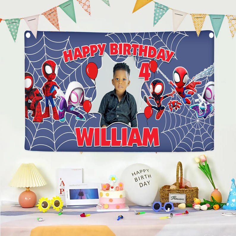 Puede incluir: Una pancarta de cumplea&ntilde;os rectangular azul con patrones de telara&ntilde;a blancos, texto rojo HAPPY BIRTHDAY y WILLIAM, el n&uacute;mero 4 y personajes de dibujos animados. El centro incluye un espacio para una foto de un ni&ntilde;o.