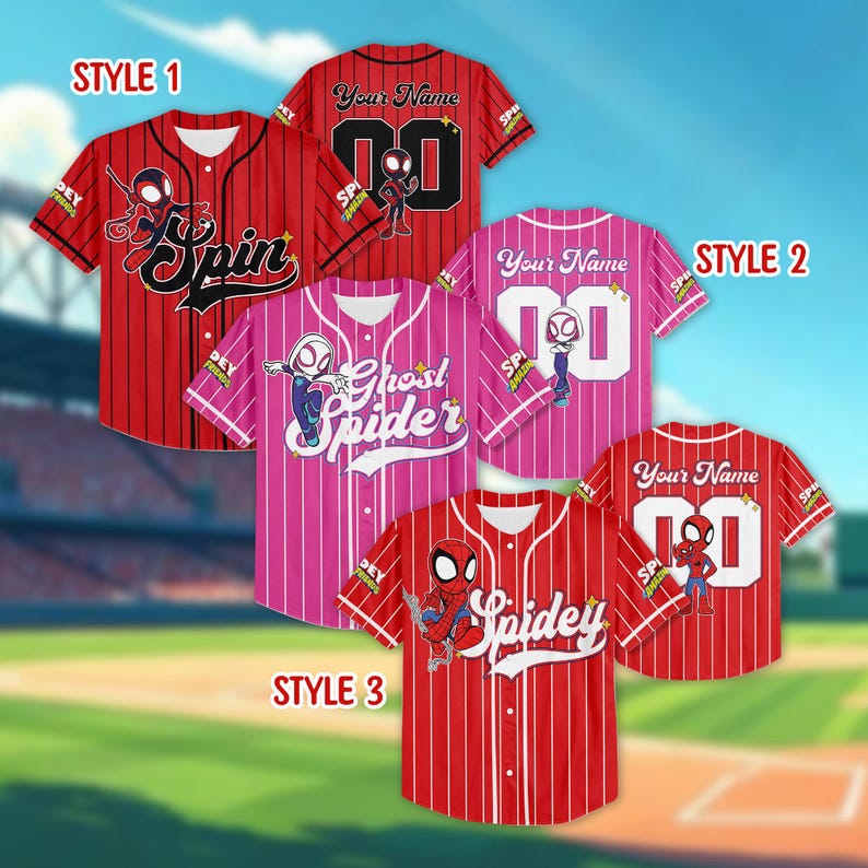 Puede incluir: Camisetas de b&eacute;isbol en rojo y rosa con varios dise&ntilde;os. Una camiseta tiene el texto "Spin", otra "Ghost Spider" y una tercera "Spidey". Cada camiseta presenta un gr&aacute;fico de personaje y espacio para un nombre y un n&uacute;mero.