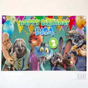 K&ouml;nnte beinhalten: Ein rechteckiges Geburtstagsbanner mit dem Text HAPPY BIRTHDAY LISA und der Zahl 3. Das Design zeigt bunte Luftballons, Wimpelketten und verschiedene animierte Tierfiguren aus Zoomania vor einem t&uuml;rkisfarbenen Hintergrund.