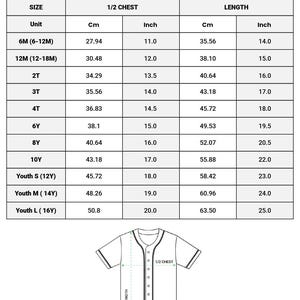 Puede incluir: Tabla de tallas para camisetas de b&eacute;isbol AOP Kids y Youth sin ribetes. Las medidas en cm y pulgadas se proporcionan para el pecho y la longitud. Las tallas van desde 6 meses hasta Youth Large (16Y). Tambi&eacute;n se incluye un diagrama de la camiseta.