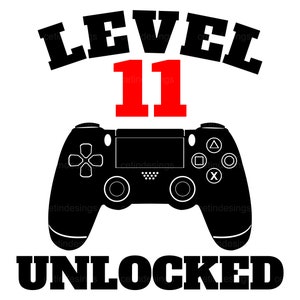 Puede incluir: Gráfico en blanco y negro de un mando de videojuego con el texto "LEVEL 11 UNLOCKED" en negro. El número "11" está en rojo.