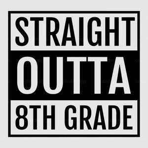 Könnte beinhalten: Schwarz-weiß Grafikdesign mit den Worten "STRAIGHT OUTTA 8TH GRADE" in fetter, serifenloser Schrift. Der Text ist in drei Zeilen innerhalb eines schwarzen Rechteckrahmens auf hellgrauem Hintergrund angeordnet. Das Design ist schlicht und kühn.