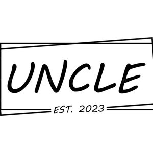 以下が含まれることがあります： 「UNCLE」という単語が手書きで書かれた、二重線で囲まれた正方形のフレームの中に、白黒のグラフィックデザインが施されています。フレームの下には「EST. 2023」というテキストがあります。