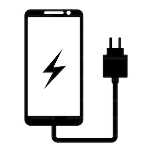 Puede incluir: Una ilustración en blanco y negro de un teléfono inteligente cargándose con un icono de rayo en la pantalla. El teléfono está conectado a un cable de carga y un enchufe negros.