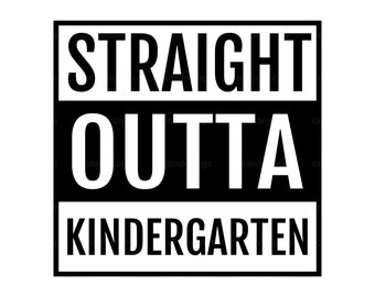 Puede incluir: Gráfico en blanco y negro con el texto "STRAIGHT OUTTA KINDERGARTEN" en una fuente en negrita y de bloque.