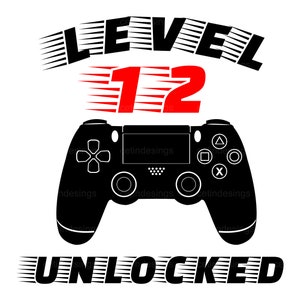 Pode incluir: Gráfico a preto e branco com um comando de videojogos e o texto "LEVEL 12 UNLOCKED". O número 12 é vermelho. O design está sobre um fundo branco.
