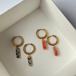 Golden hoop earrings with natural stone pendants l Stainless steel l Earrings with charms