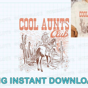 Puede incluir: Un diseño digital que presenta a una mujer montando a caballo en un paisaje desértico con cactus y el texto "Cool Aunts Club" en un estilo vintage.