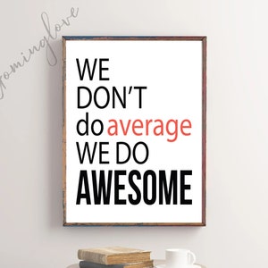 Op de afbeelding: Een ingelijst print met de tekst "WE DON'T do average WE DO AWESOME" in zwart en wit, met het woord "average" in rood.