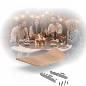 Può includere: Un'estensione da tavolo in legno chiaro, dal design curvo, con staffe e viti in metallo. Sullo sfondo, un gruppo di persone è riunito attorno a un tavolo con braciere, gustando cibo e bevande. L'estensione del tavolo è lunga circa 70 cm.