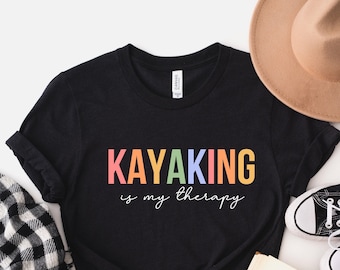 Kajak Shirt für Frauen und Männer, Sport Liebhaber Geschenke, Outdoor Shirt, Geschenk für Kajakfahrer, Abenteuer Shirt, Camping Crew Shirt, Lustiges Kajak T-Shirt