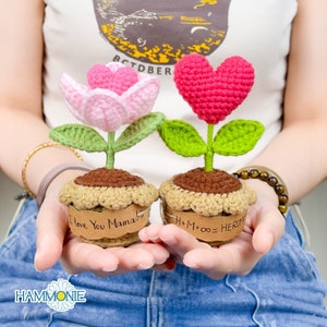 Decorazione da tavolo per la casa con tulipano e cuore fatto a mano all'uncinetto, decorazione per la tavola con etichetta personalizzata, pianta in vaso personalizzata, regalo per piante lavorate a maglia per mamma/colleghi immagine 1