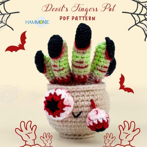 Könnte beinhalten: Ein gehäkelter Halloween-Topf mit einer Hand aus Fingern, einem Augapfel und einem kleinen hängenden Augapfel. Die Finger sind grün mit schwarzen Fingernägeln und roten Akzenten. Der Topf ist beige, und der Text "Devil's Fingers Pot PDF Pattern" steht oben.