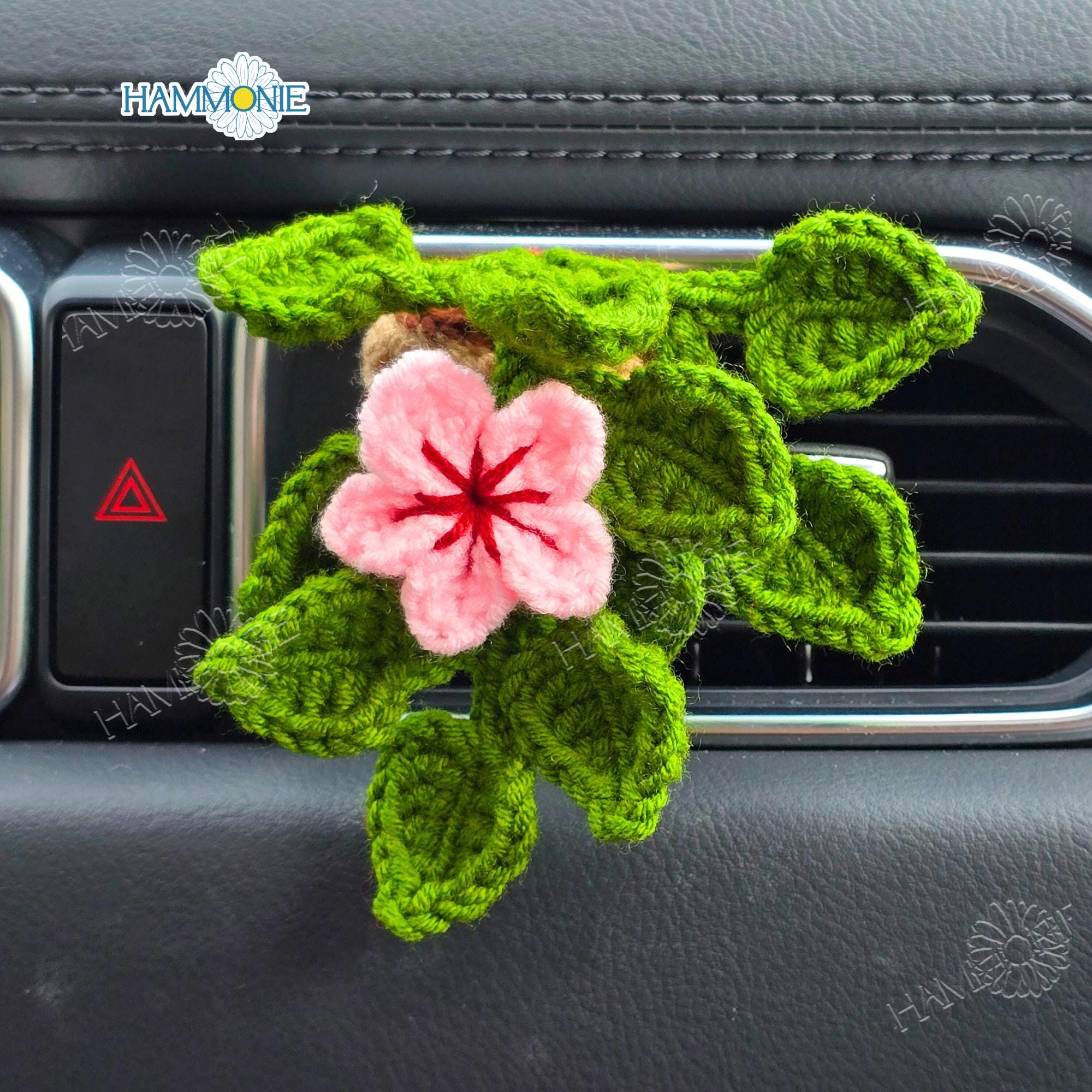 Gehäkelter Pflanzen-Auto-Lüftungsclip, Gehäkeltes Rosa Auto-Dekor, Auto-Zubehör für Frauen, Auto-Lufterfrischer-Dekor, Pflanzenliebhaber-Geschenk
