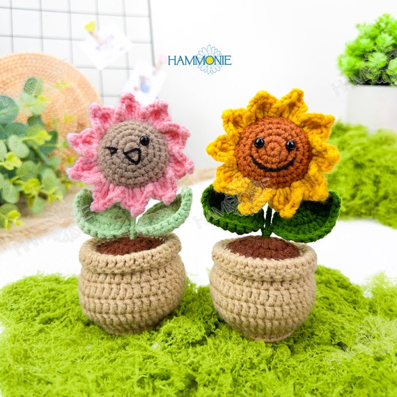 OneCut Positive Häkelpuppe – Handgehäkelte Orchideenblume Mit Gesicht, Emotionale Unterstützung & Süße Schreibtischdekoration