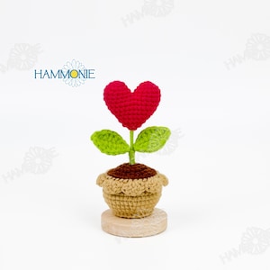 Decoración de mesa casera de tulipán y corazón de ganchillo hecho a mano con etiqueta personalizada, planta en maceta personalizada, regalo de planta de punto para mamá/compañeros de trabajo Red Heart (No Tag)