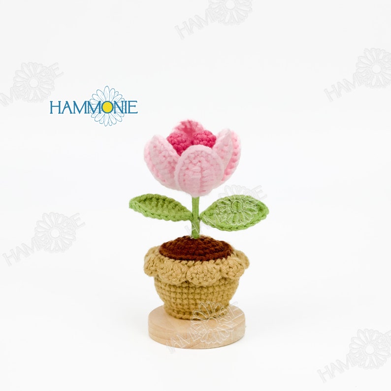 Decorazione da tavolo per la casa con tulipano e cuore fatto a mano all'uncinetto, decorazione per la tavola con etichetta personalizzata, pianta in vaso personalizzata, regalo per piante lavorate a maglia per mamma/colleghi Heart Tulip (No Tag)