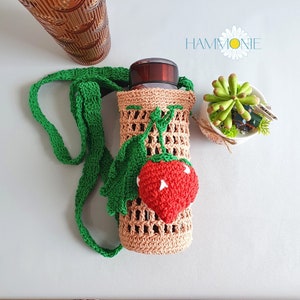 Porte-bouteille deau aux fraises au crochet Sac de bouteille deau crossbody Porte-bouteille deau fait à la main Sac suspendu pour bouteille d'eau vintage image 3