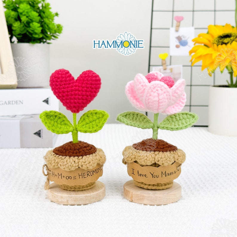 Decoración de mesa casera de tulipán y corazón de ganchillo hecho a mano con etiqueta personalizada, planta en maceta personalizada, regalo de planta de punto para mamá/compañeros de trabajo imagen 6