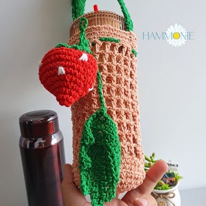 Porte-bouteille deau aux fraises au crochet Sac de bouteille deau crossbody Porte-bouteille deau fait à la main Sac suspendu pour bouteille d'eau vintage image 9