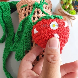 Porte-bouteille deau aux fraises au crochet Sac de bouteille deau crossbody Porte-bouteille deau fait à la main Sac suspendu pour bouteille d'eau vintage image 4