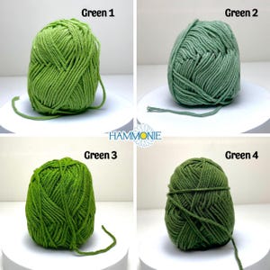 Op de afbeelding: Vier bollen garen in verschillende tinten groen. Het garen is ge&euml;tiketteerd met "Groen 1", "Groen 2", "Groen 3" en "Groen 4".