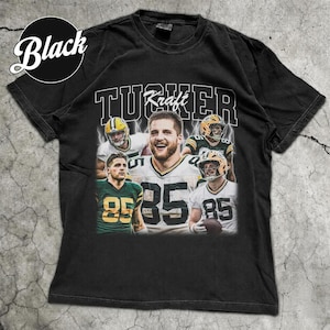 Könnte beinhalten: Ein schwarzes Kurzarm-T-Shirt mit einem Grafikdruck des Footballspielers Tucker Kraft. Das Design zeigt mehrere Bilder des Spielers im Trikot der Green Bay Packers mit der Nummer 85, dazu Blitzelemente und den Schriftzug Tucker Kraft.
