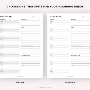 Puede incluir: Dos plantillas de planificador diario en blanco y negro con el texto "Daily Plan" en la parte superior de cada p&aacute;gina. La p&aacute;gina izquierda est&aacute; etiquetada como "Versi&oacute;n 1" y la p&aacute;gina derecha como "Versi&oacute;n 2". Cada p&aacute;gina tiene secciones para el horario, las prioridades, las cosas que hacer, los recordatorios importantes, estoy agradecido por y las notas.