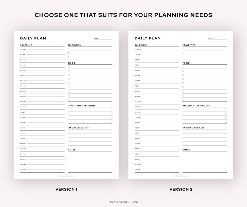 Puede incluir: Dos plantillas de planificador diario en blanco y negro con el texto "Daily Plan" en la parte superior de cada p&aacute;gina. La p&aacute;gina izquierda est&aacute; etiquetada como "Versi&oacute;n 1" y la p&aacute;gina derecha como "Versi&oacute;n 2". Cada p&aacute;gina tiene secciones para el horario, las prioridades, las cosas que hacer, los recordatorios importantes, estoy agradecido por y las notas.