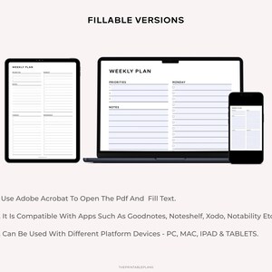 Pu&ograve; includere: Un planner settimanale digitale con un design in bianco e nero. Il planner &egrave; visualizzato su un laptop, un tablet e uno smartphone. Il testo "WEEKLY PLAN" &egrave; in cima al planner. Il testo "PRIORITIES" e "NOTES" sono sul lato sinistro del planner. Il testo "MONDAY" &egrave; sul lato destro del planner. Il testo "FILLABLE VERSIONS" &egrave; in cima all'immagine.