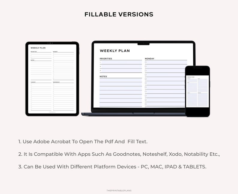 Pu&ograve; includere: Un planner settimanale digitale con un design in bianco e nero. Il planner &egrave; visualizzato su un laptop, un tablet e uno smartphone. Il testo "WEEKLY PLAN" &egrave; in cima al planner. Il testo "PRIORITIES" e "NOTES" sono sul lato sinistro del planner. Il testo "MONDAY" &egrave; sul lato destro del planner. Il testo "FILLABLE VERSIONS" &egrave; in cima all'immagine.