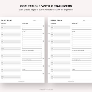 Puede incluir: Dos p&aacute;ginas de planificador diario imprimibles en blanco y negro con secciones para el horario, las prioridades, las cosas que hacer, los recordatorios importantes, estoy agradecido por y notas. Las p&aacute;ginas son compatibles con los organizadores y tienen bordes bien espaciados para perforar agujeros.