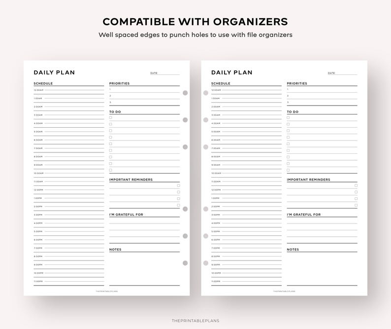 Puede incluir: Dos p&aacute;ginas de planificador diario imprimibles en blanco y negro con secciones para el horario, las prioridades, las cosas que hacer, los recordatorios importantes, estoy agradecido por y notas. Las p&aacute;ginas son compatibles con los organizadores y tienen bordes bien espaciados para perforar agujeros.
