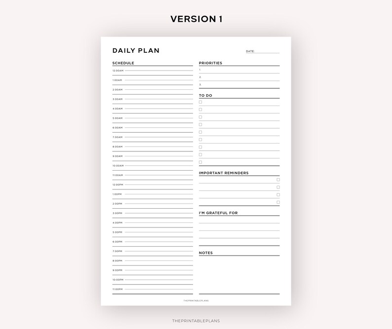 Puede incluir: Un planificador diario imprimible en blanco y negro con secciones para el horario, prioridades, tareas pendientes, recordatorios importantes, estoy agradecido por y notas.