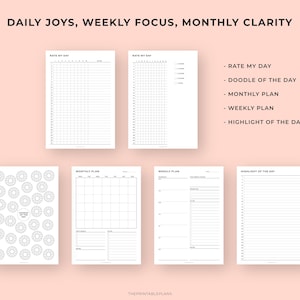 Puede incluir: Un conjunto de p&aacute;ginas de planificador de papel blanco con texto negro. Las p&aacute;ginas incluyen secciones para alegr&iacute;as diarias, enfoque semanal y claridad mensual. El texto incluye "Rate My Day", "Doodle of the Day", "Monthly Plan", y "Weekly Plan".